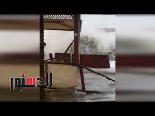 Download Video: الدستور | ارتفاع منسوب المياه برأس البر يلتهم كافيهات الشاطئ