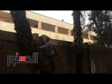 الدستور | طلاب يقفزون خارج المدرسة.. المستر بيقولنا نضفوا الفصول عشان المدير