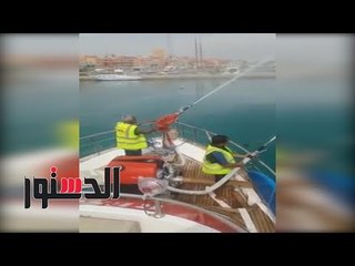 الدستور | انقاذ مركب من الغرق بالغردقه بسحب المياه