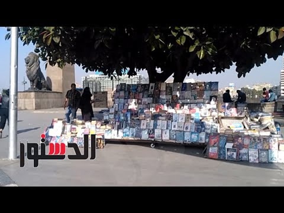 الدستور - بائع كتب أمام كازينو: المجلدات الديني...