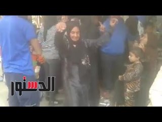 الدستور - سيدات "الأسمرات" يرقصن أمام اللجان الانتخابية