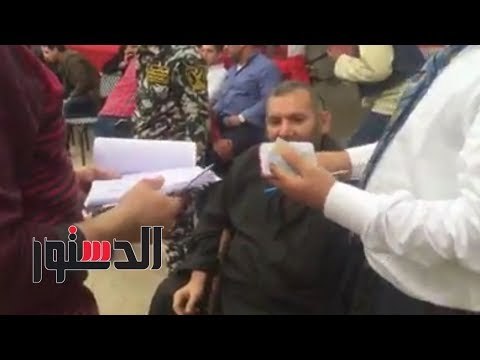 الدستور | عجوز مريض بـ«الفيل» يدلي بصوته في السيدة زينب