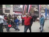 الدستور - اهالي شبرا يحتفلون أمام احدي لجان الانتخاب