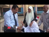 الدستور - عجوز بكرسي متحرك تنتخب وتدعو بالنصر لمصر واهلها