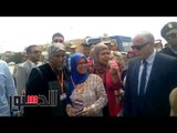 الدستور - سيدات الطور يلتقين محافظ جنوب سيناء بالأحضان