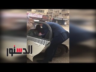 الدستور - رئيس لجنة انتخابية يهرول تجاه تاكسي لمساعدة أحد المسنين