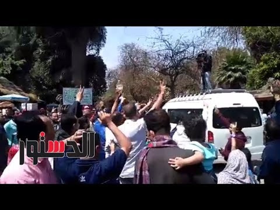 الدستور | المحتفلون بالربيع يلوحون بعلامة النصر أمام كاميرا التليفزيون