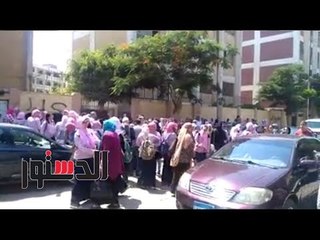 الدستور | ابتسامة طالبات الثانوية لحظة الخروج تمحو توتر الأمهات بالهرم