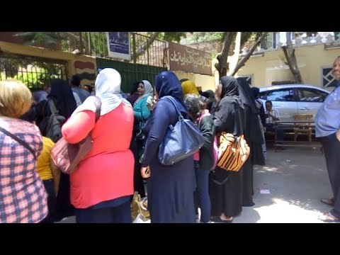 الدستور | تزاحم اولياء الامور امام ابواب مدرسة السلام لمؤازرة بناتهم