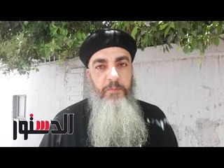 الدستور | قس في زيه الكنسي يصلي للطلاب خارج اللجنة