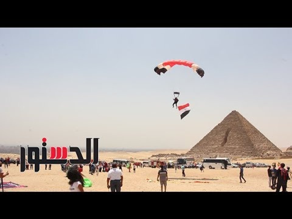 الدستور | انطلاق مهرجان القفز الحر بالمظلات أعلى سفح الأهرامات