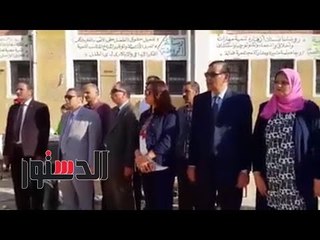 الدستور | محافظ دمياط تردد تحية العلم مع طلاب مدرسة اللغات