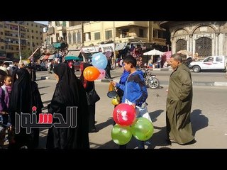 الدستور | بائع الفرح في السيدة: "بحوّش لدروسي.. ونفسي أطلع محامي"