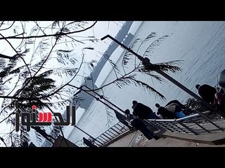 الدستور | لحظة انتشال جثة شاب ثلاثيني من مياه النيل بالكورنيش