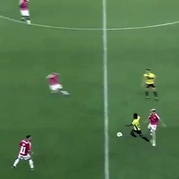 Foot : Ce n'est ni Messi, ni Ronaldo, ni Neymar ... mais il enchaîne 4 petits ponts à la suite !