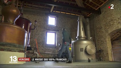 Dans la Drôme, un couple de producteurs distille du whisky bio 100 % français