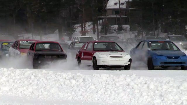 Des pilotes bravent le froid sur un lac gelé du New Hampshire