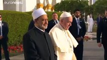 شاهد: البابا فرنسيس يلتقي شيخ الأزهر وكبار علماء المسلمين في مسجد أبو ظبي الكبير