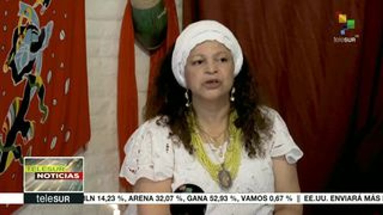 Devotos de la diosa Iemanjá la celebran en las playas de Montevideo