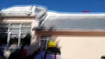 Bursa Uludağ'da Çatıdan Düşen Kar Kütlesi Altında Kalan 6 Kişi Kurtarıld-3