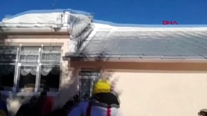 Bursa Uludağ'da Çatıdan Düşen Kar Kütlesi Altında Kalan 6 Kişi Kurtarıld-3