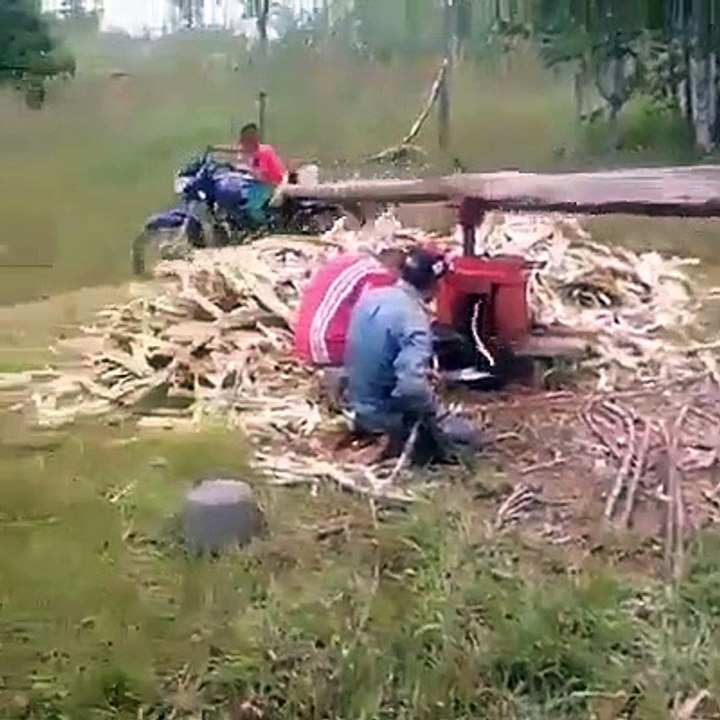 Amazing video of funny boy who getting sugarcane juice with help motorbike use..