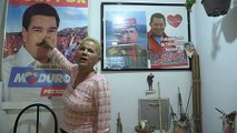 Chavistas ao lado de Maduro