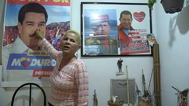 Chavistas ao lado de Maduro