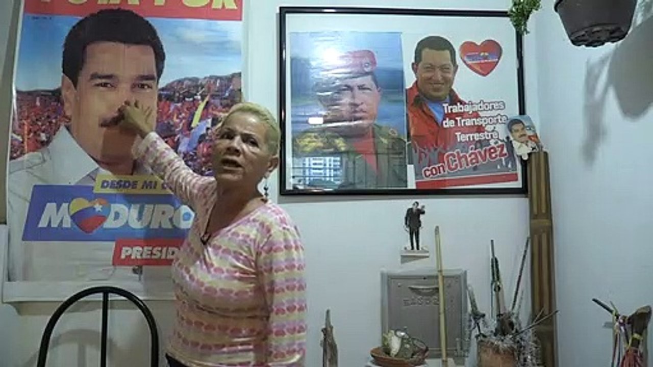 Chavistas ao lado de Maduro
