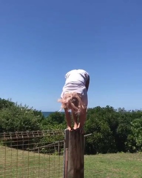 Elle fait l'équilibre sur une poutre et se laisse porter par le vent