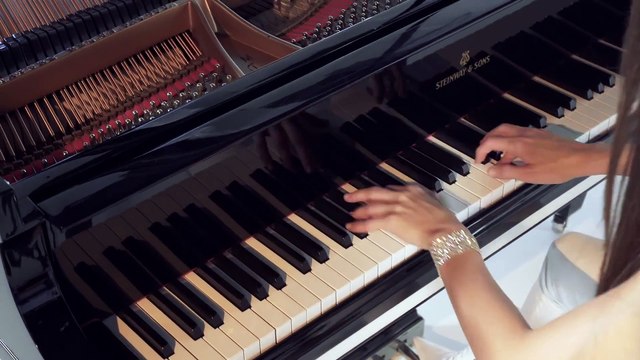 Lola Astanova joue au piano le morceau We Are the Champions de Queen