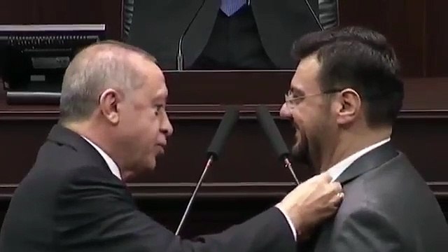 Erdoğan, İYİ Parti'den istifa eden Manisa Milletvekili Tamer Akkal'a partisinin rozetini taktı