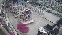 Cep telefonu hırsızı ile iş yeri çalışanının boğuşma anları kamerada