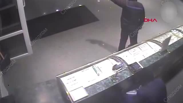 Dha Dış- Kuyumcuyu Soydular, Kaçarken Kaza Yapıp Yakalandılar