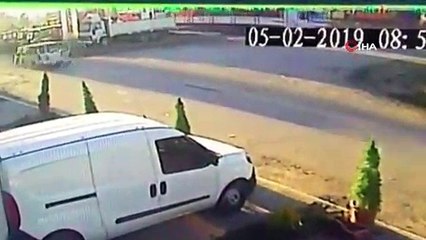 Belediye otobüsünün TIR'a çarpma anı kamerada