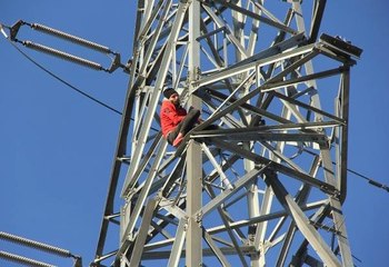 İstediği Kızı Vermedikleri İddiasıyla İntihar İçin Yüksek Gerilim Hattına Çıktı