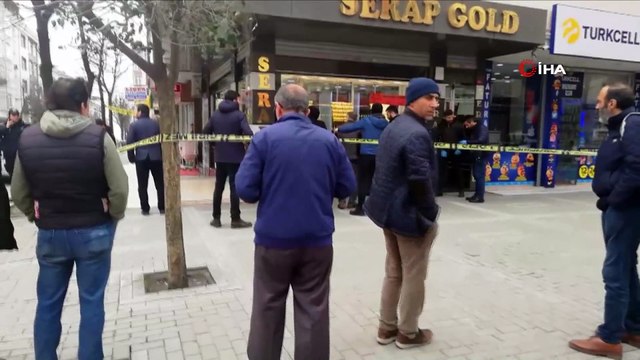 Avcılar'da kuyumcuya gelen maskeli iki zanlı, soygun girişiminde bulundu. Kuyumcunun tepkisi ile karşılaşan soyguncular, olay yerinden kaçtı. Bölgeye çok sayıda polis ekibi sevk edildi. Ekiplerin incelemeleri sürüyor