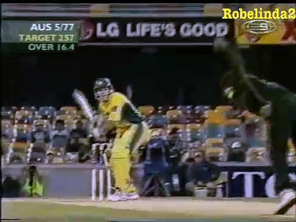 Shoaib Akhtar BRUTAL BOUNCER to Shane Watson 2002 GABBA ( 480 X 640 )