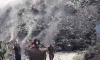 Erupsi, Lava  Gunung Karangetang Tutupi Jalan Desa