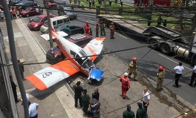 Eğitim uçağı park halindeki aracın üzerine böyle düştü