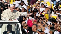 El Papa cierra su visita a Abu Dabi con una misa ante 130000 asistentes