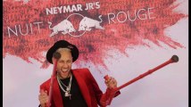 Neymar tout en rouge et avec ses béquilles pour sa fête d’anniversaire
