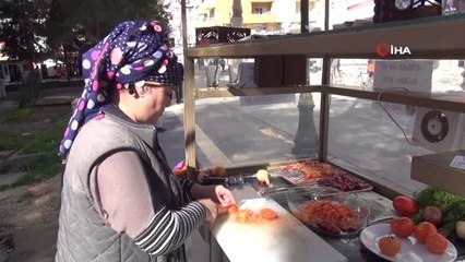 Beş Çocuklu Suriye'li Kadın Ailesini Geçindirmek İçin Sokakta Tezgah Kurup Kebap Yapıyor