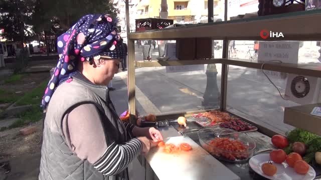 Beş Çocuklu Suriye'li Kadın Ailesini Geçindirmek İçin Sokakta Tezgah Kurup Kebap Yapıyor