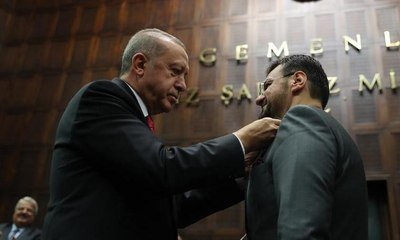 Tamer Akkal AKP'de, rozetini Erdoğan taktı