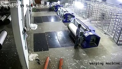 غلبه النوم وهو يقف بجوار ماكينة العمل الحادة فسقط داخلها !