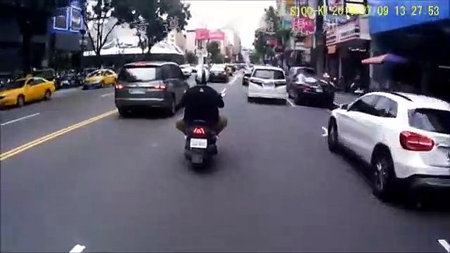 Un automobiliste aide un homme en scooter quil vient de faire tomber