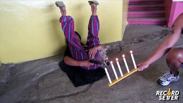 Un homme souffle des bougies de façon originale