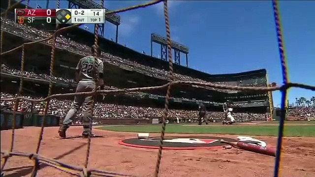 Elle essai de récupèrer la balle de baseball avec son plateau repas !