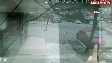 Kuyumcu soygunculara cam sil ile direndi... O anlar kameraya böyle yansıdı